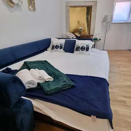 Place 4 U Center Apartment *